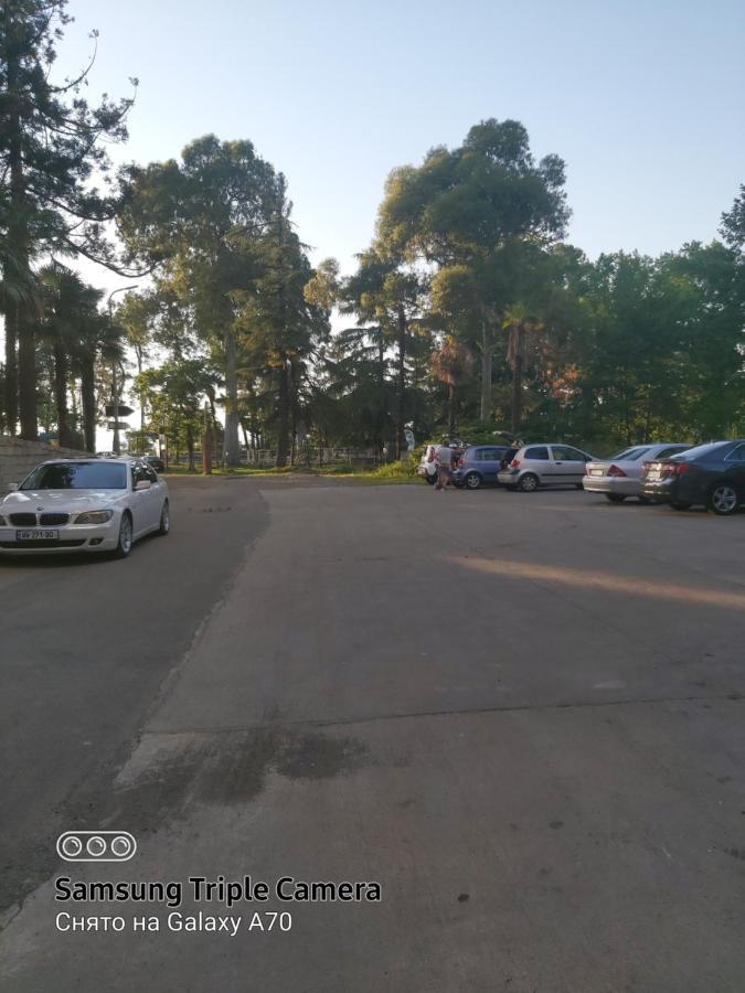 Квартира У Моря С Двумя Балконами バトゥーミ エクステリア 写真